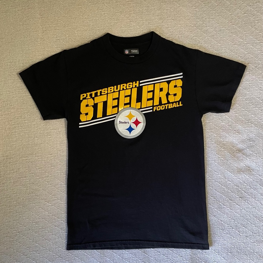 Small NFL Apparel Pittsburgh Steelers Football T-shirt. Black and gold.